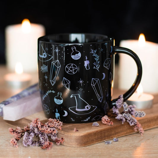 Tasse mit Kristall-Hexe-Aufdruck